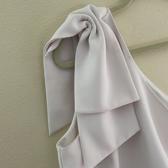 Gianni Bini Deliah One Bow Shoulder Sleeveless Sheath Crepe Mini Dress - Picture 4 of 9